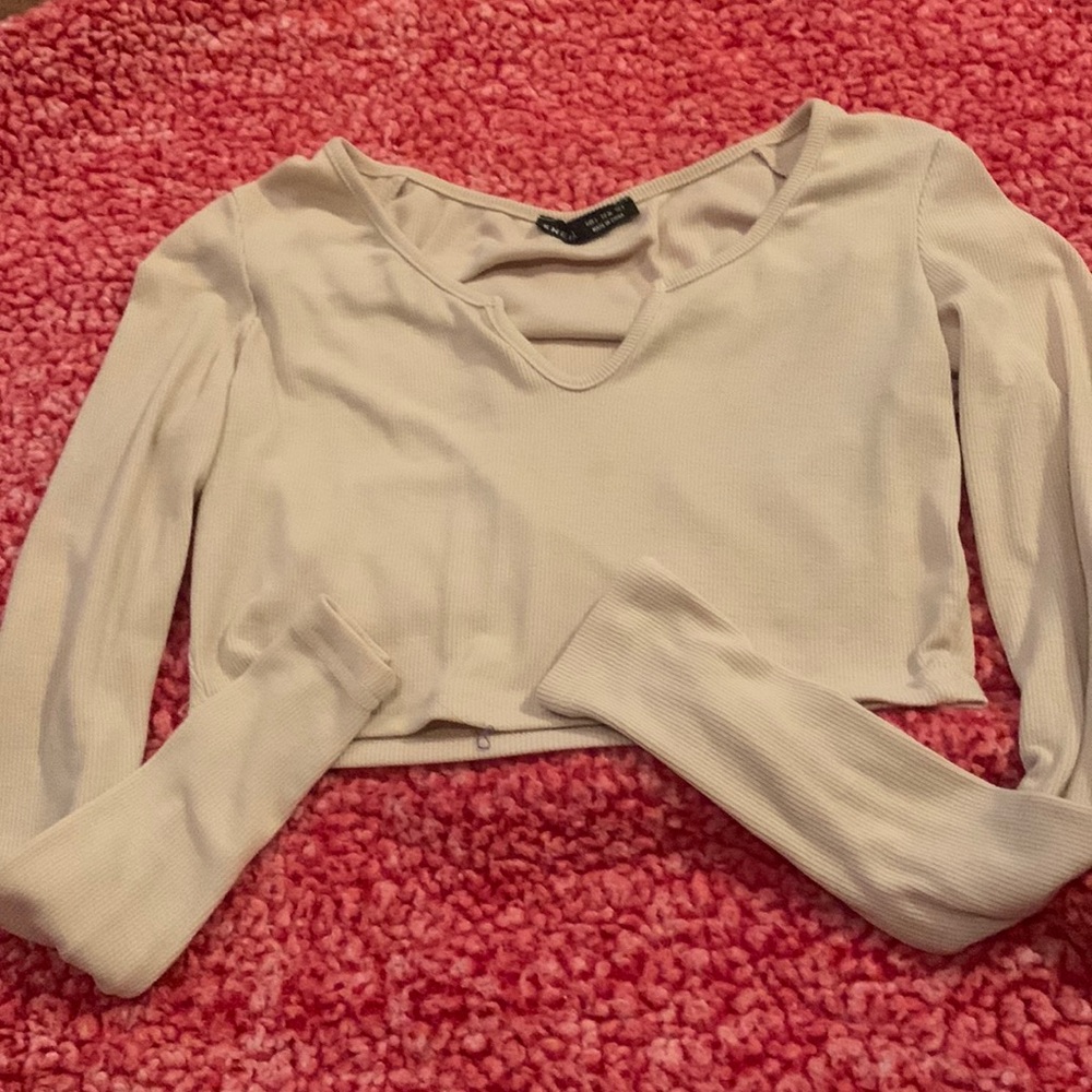 Crème colored crop top with sleeves